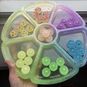 Veľká triediaca tácka – handmade Senzory Play sada s kvietkami a farebnými práškami Cherubin Store