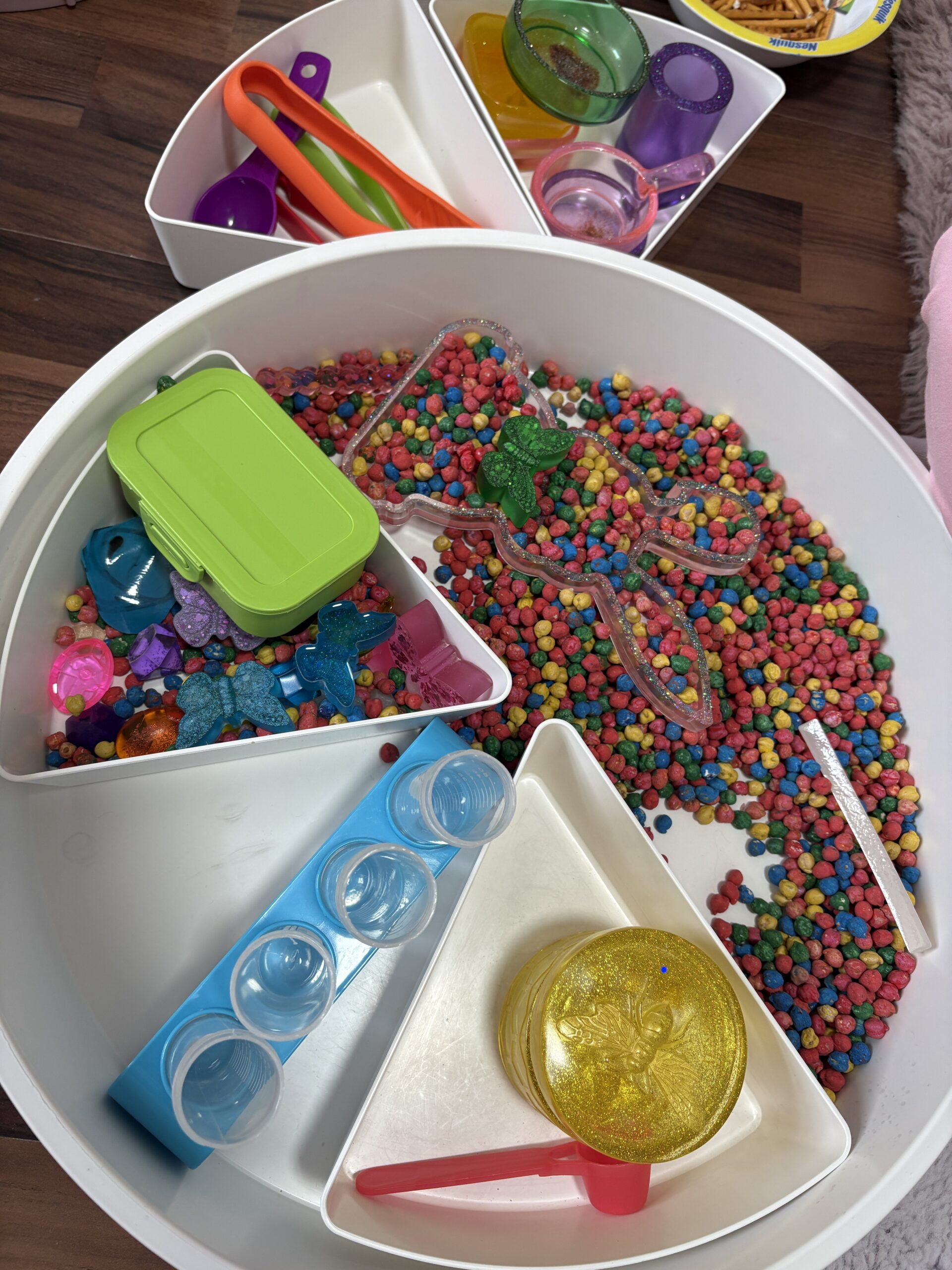 Jemná hra s miskami a kúzelnými doplnkami