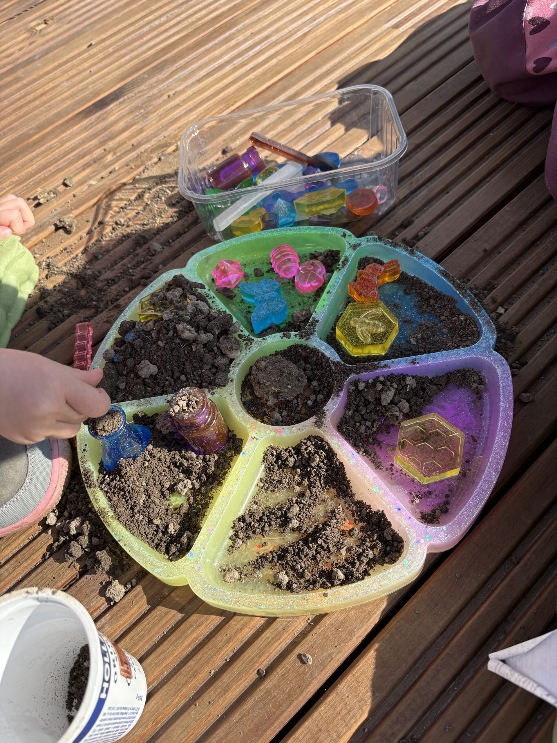 Kvetinová miska a živicové doplnky na svetlom pozadí